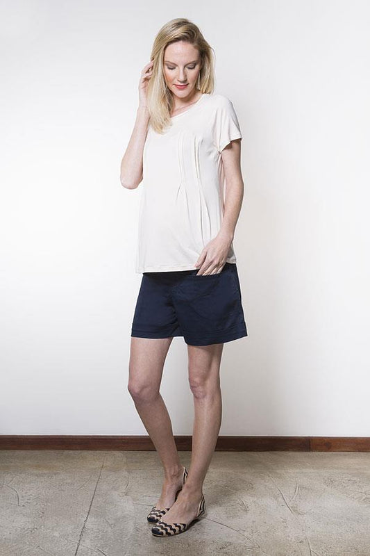 Produto bermuda-short-casual-para-gestante-CB0000P20133 Descrição Short em sarja acetinada, com pala e ajustes internos no cós.
