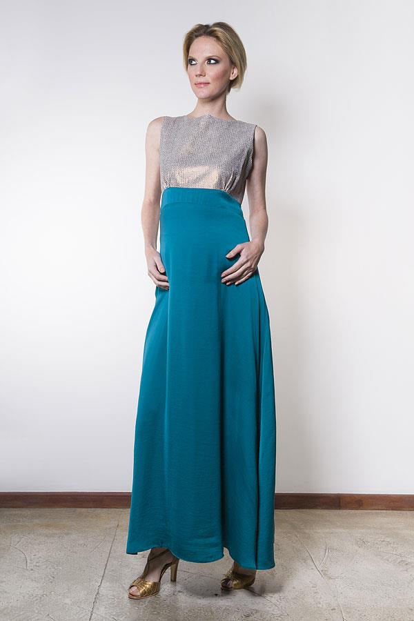 Produto vestido-festa-para-gestante-CI2013P00010 Descrição Vestido em tecido metalizado e Jersey para ocasiões mais formais. Alonga a silhueta e delineia a barriga em crescimento.